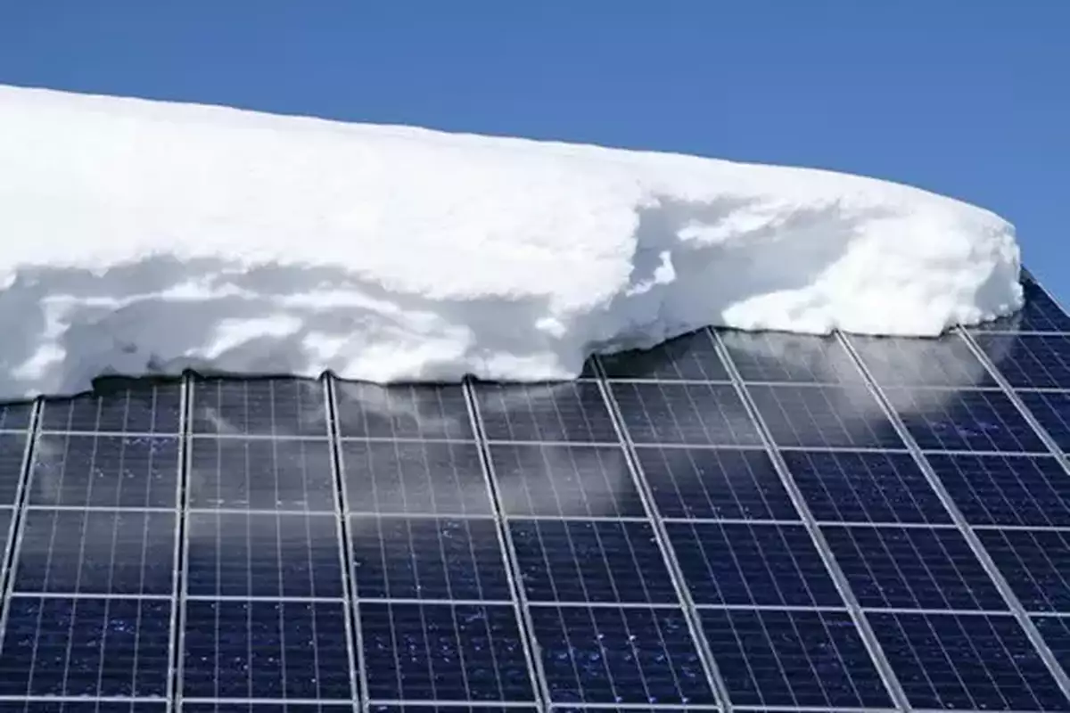śnieg na panelach słonecznych